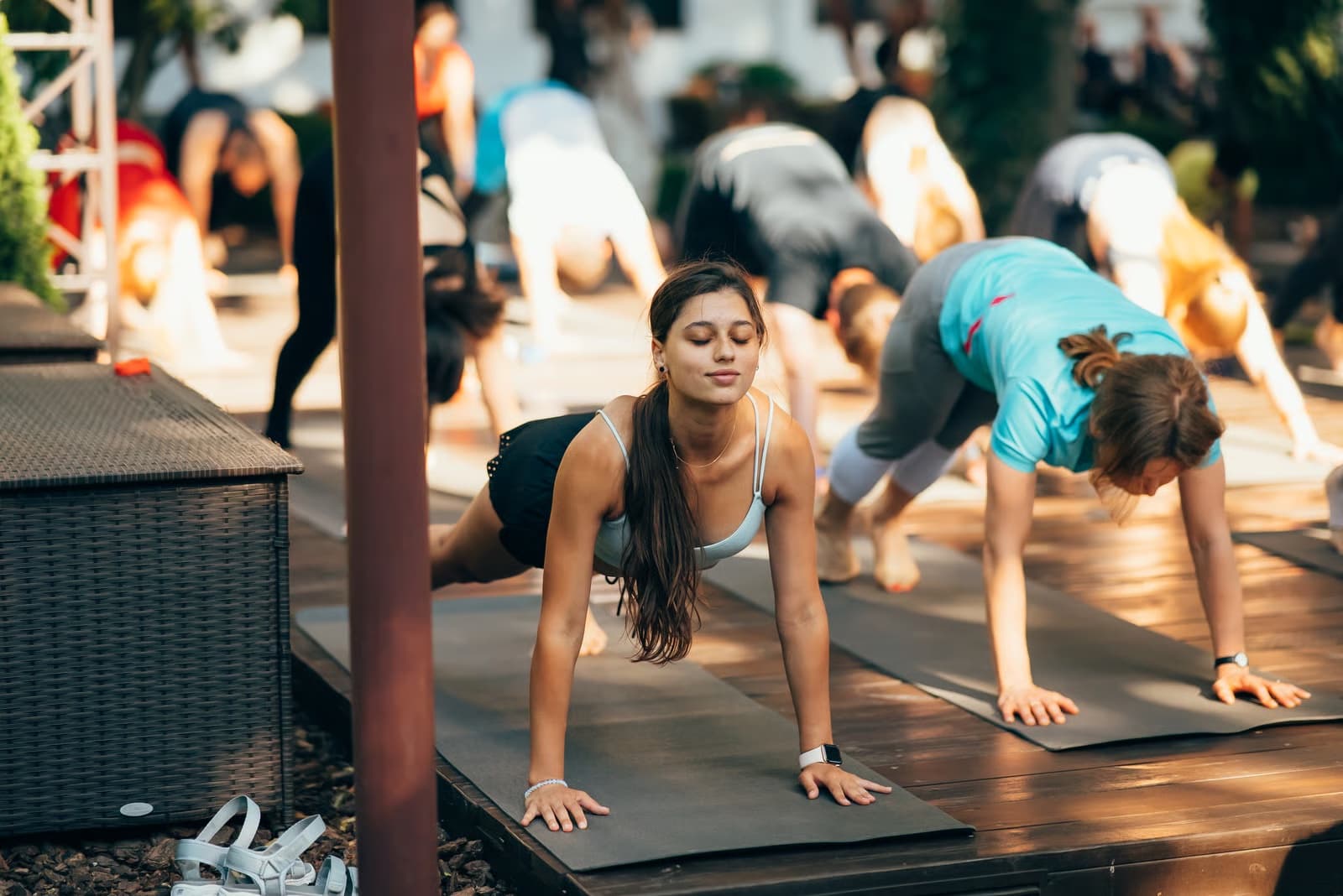 Pessoas praticando exercícios em grupo ao ar livre