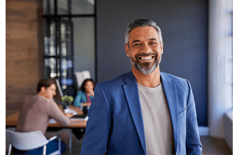 Colaborador de empresa mediana sonriendo