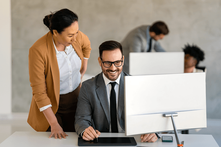 Colaboradores de empresa pequeña trabajando juntos