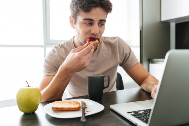 Qual é a importância de comer com atenção? Conheça o conceito de Mindful Eating