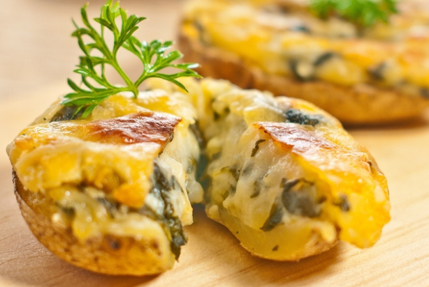 Bolinho de casca de batata com espinafre