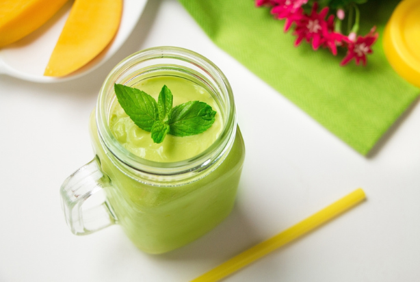 Vitamina de abacate e hortelã