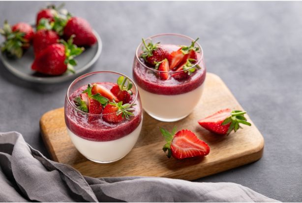Pudim de iogurte com cobertura de morango