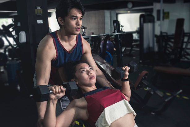 Treino com halteres: 7 exercícios para incluir no treino | TotalPass
