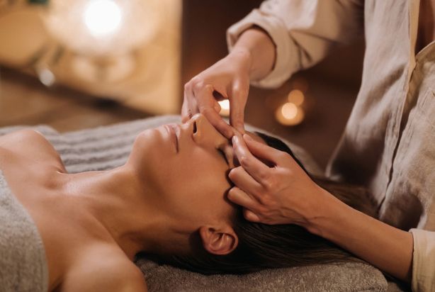 Cliente recebendo tratamento facial em clínica de estética