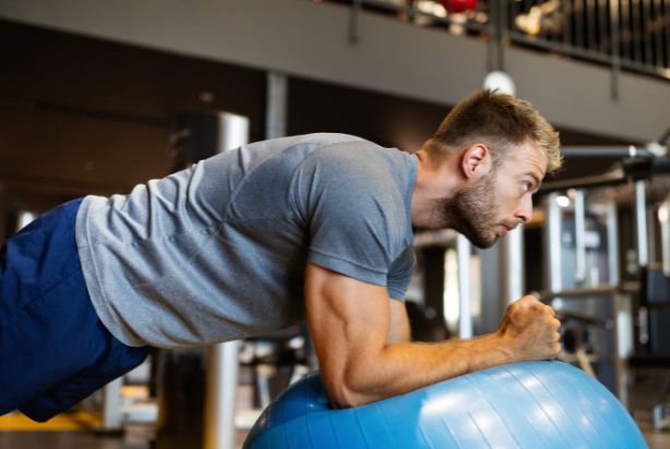 Pilates com bola: 3 técnicas para praticar