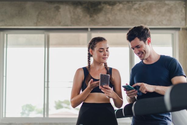 alunos na academia com celular