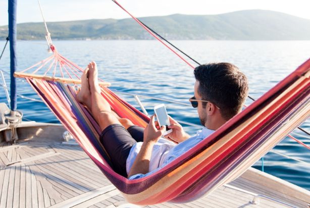 homem relaxando em suas férias