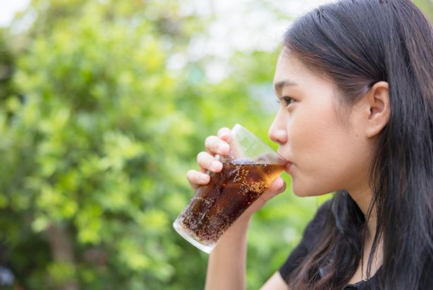 mulher bebendo refrigerante sem açúcar