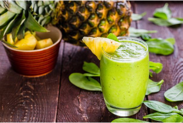 Suco verde de couve com abacaxi