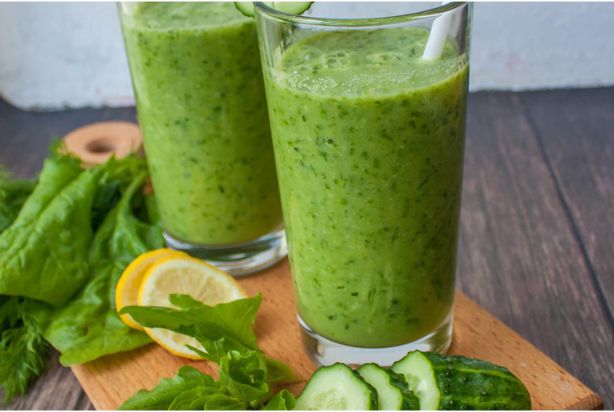 Suco verde de couve, limão e pepino