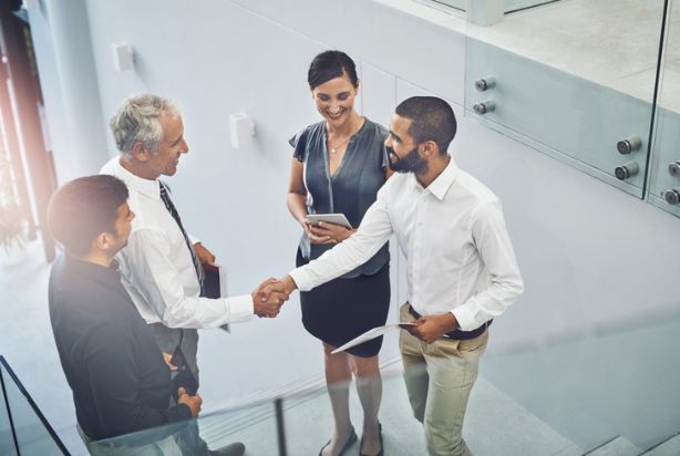 colaboradores fazendo networking