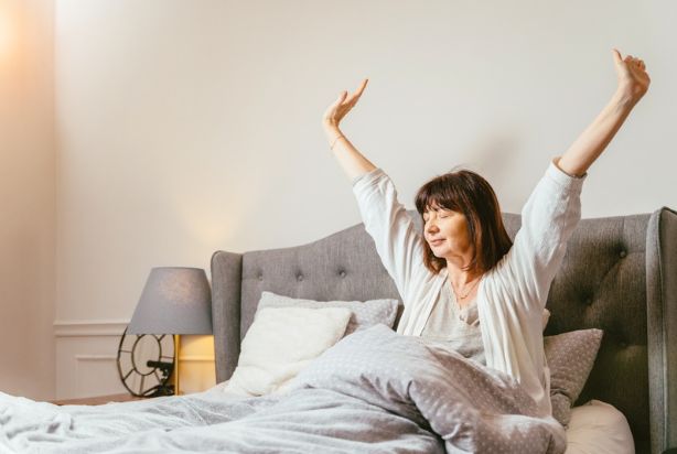 mulher acordando depois de uma boa noite de sono