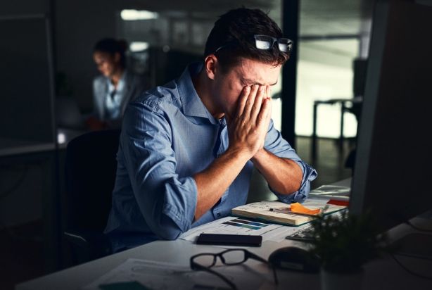 homem estressado no trabalho