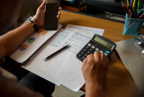 pessoa fazendo conta de seus descontos financeiros