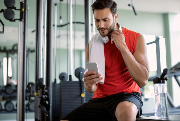 homem motivado a treinar pelas redes sociais