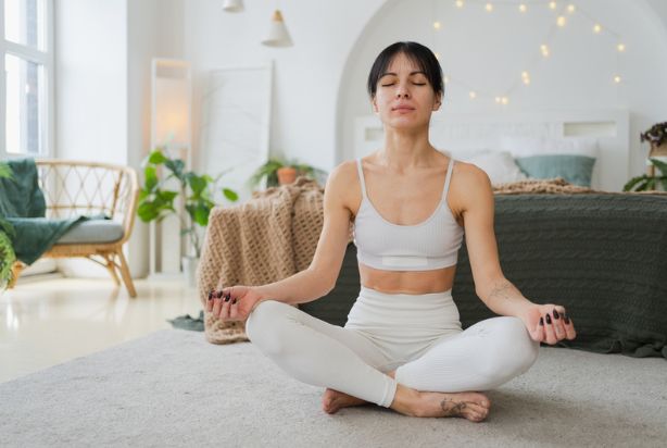 mulher praticando a meditação para relaxar