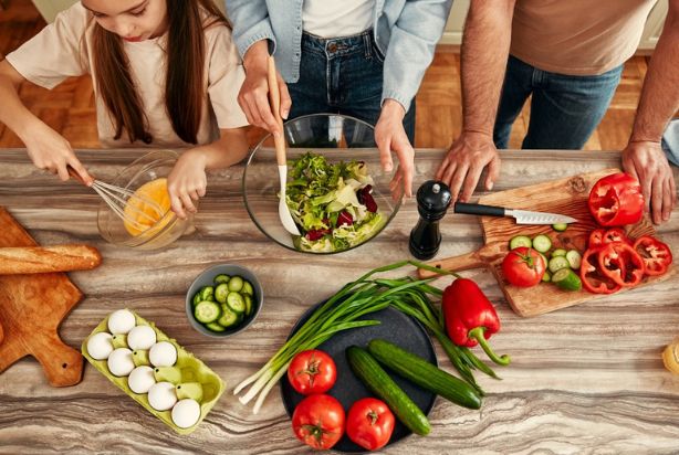 família tendo novos hábitos alimentares