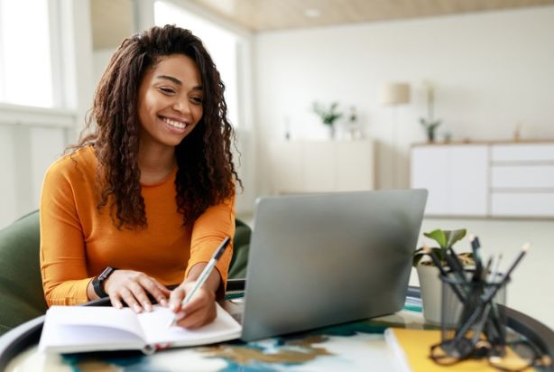 mulher aprendendo mais para o trabalho