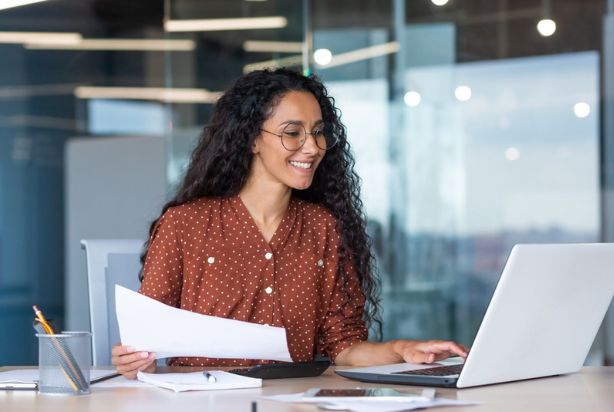 mulher satisfeita e confiante no trabalho