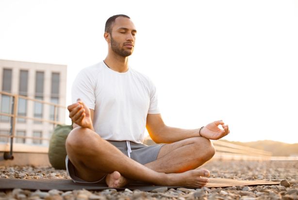 homem meditando