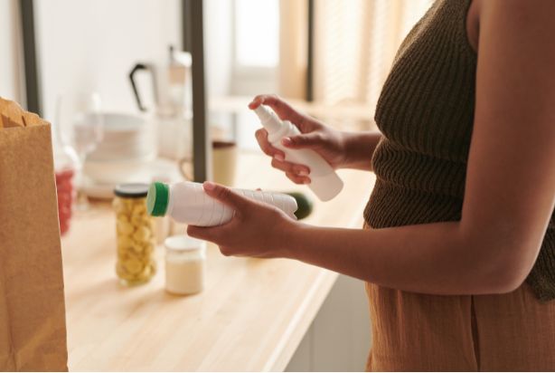 mulher higienizando um alimento fechado