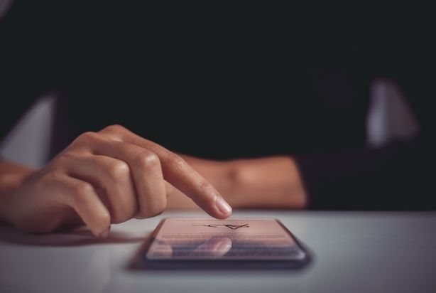 mulher assinando um documento digitalmente