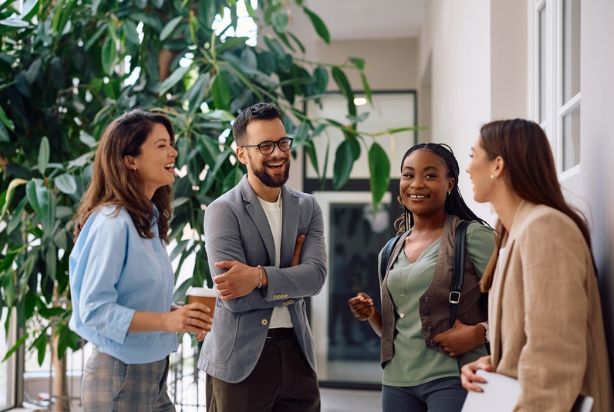 colaboradores reunidos conversando