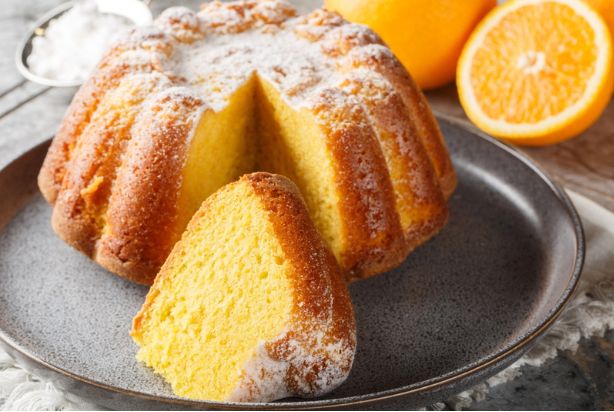 bolo de laranja na mesa