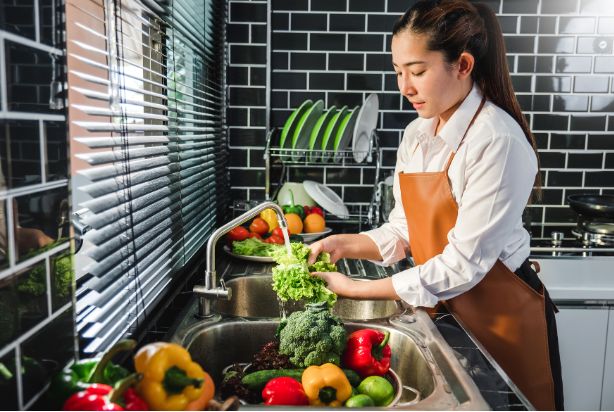 mulher higienizando os alimentos