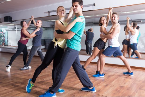 pessoas dançando num estúdio de dança