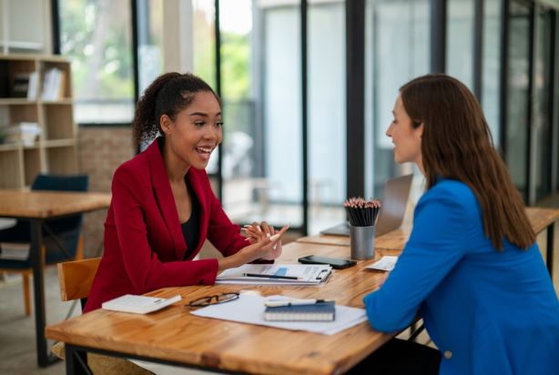 mulheres conversando no escritório sobre estratégias