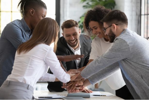 equipe motivada trabalhando na empresa