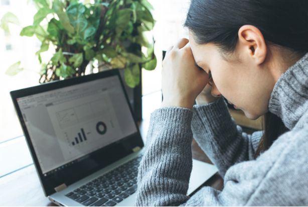 mulher em frente ao computador cansada