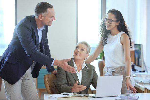 time de RH discutindo benefícios