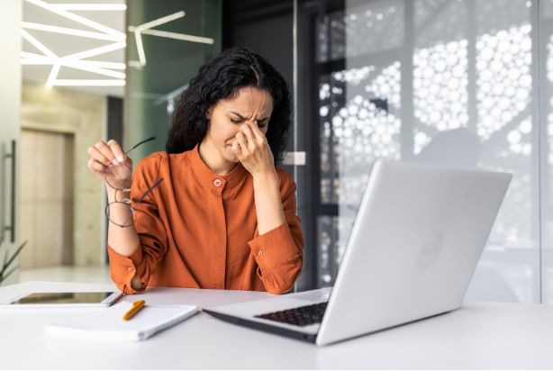 mulher estressada no trabalho