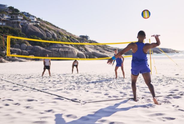 pessoas jogando vôlei na praia