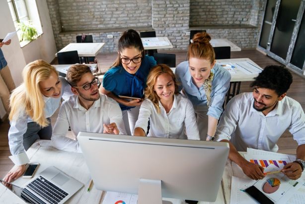 colaboradores felizes no trabalho