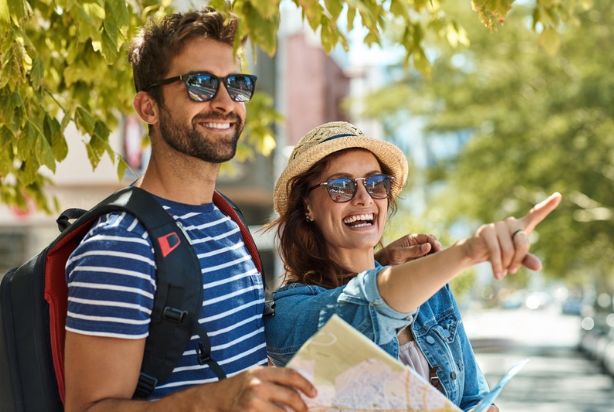 casal visitando um lugar turístico