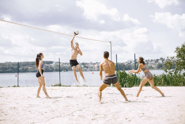 jovens jogando vôlei de praia