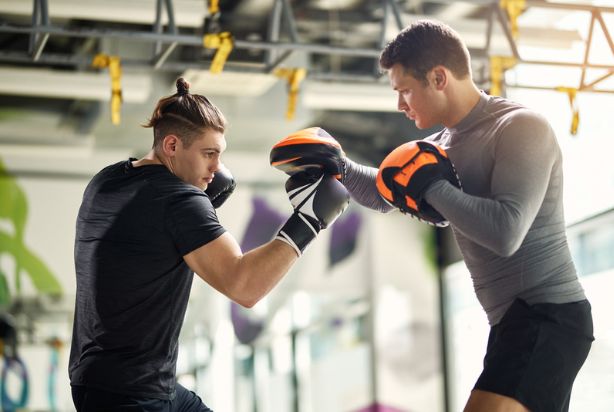 homem em um aula de muay thai