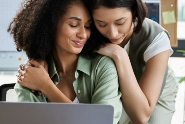 mulher oferecendo apoio emocional à outra mulher no trabalho