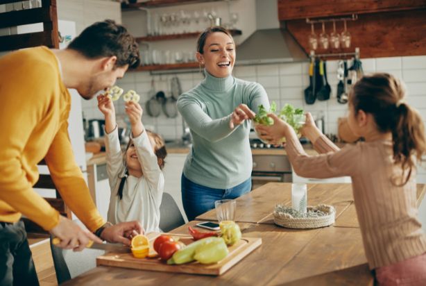 família feliz cozinhando em casa