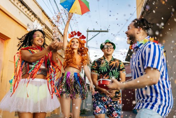 pessoas comemorando o carnaval de rua