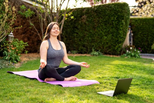 mulher meditando num espaço verde