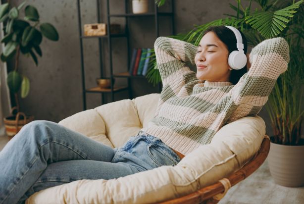 mulher relaxando em casa escutando música