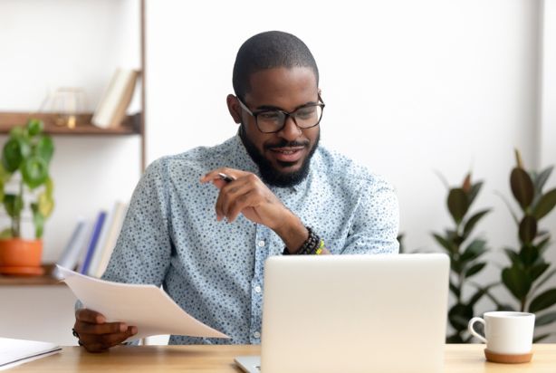 homem conquistando um pequeno objetivo