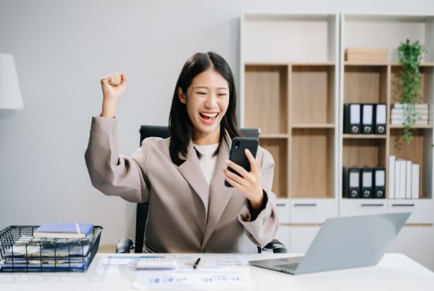 mulher asiática no trabalho feliz