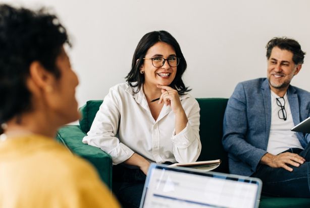 liderança conversando sobre recrutamento interno