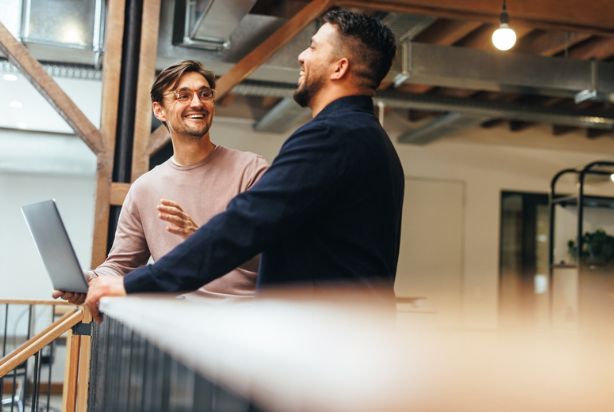 dois rapazes conversando sobre recrutamento interno